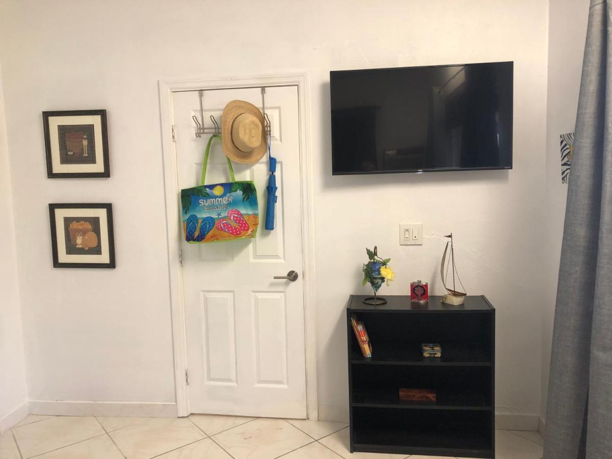 Private In The Heart Of Calle Ocho Habitación en casa particular